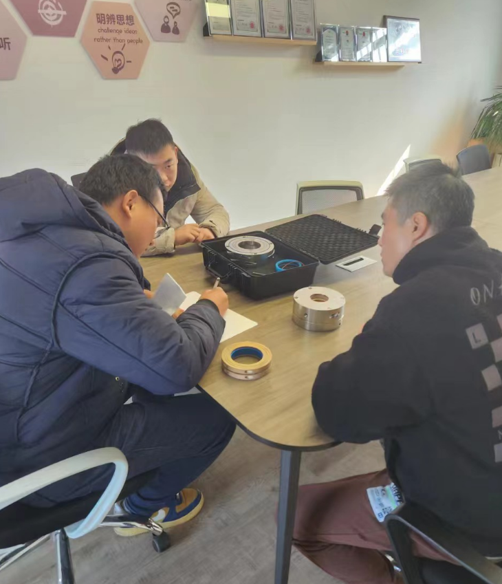 混合機(jī)客戶邀約上門，對(duì)旋轉(zhuǎn)軸封進(jìn)行技術(shù)交流