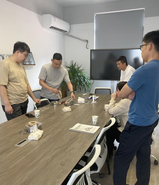 青島客戶考察江蘇博立飛旋轉(zhuǎn)軸封，致力于開發(fā)更先進的···